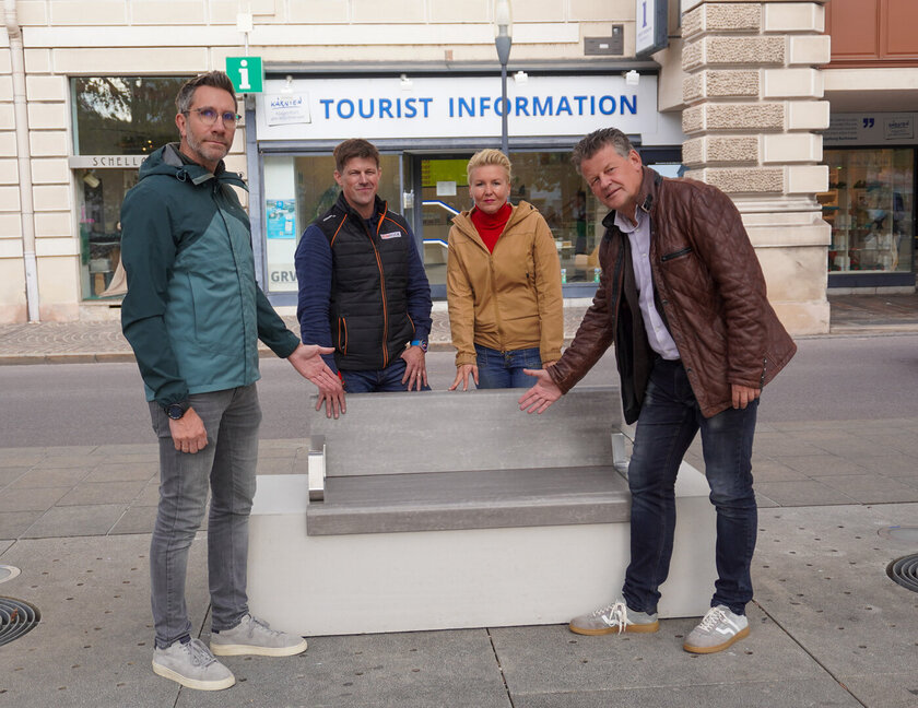 V.l.n.r. Mag. (FH) Alexander Lubas (Sicherheitsbeauftragter), Christoph Zechner (Baumeister und Gründer ZEMROCK GmbH), Straßenbau- und Verkehrsstadträtin Sandra Wassermann, BA MA und Bürgermeister Christian Scheider beim Lokalaugenschein der neu installierten Anti-Terror-Schutzbänke. Foto: StadtKommunikation/Zechner