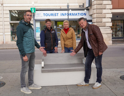 V.l.n.r. Mag. (FH) Alexander Lubas (Sicherheitsbeauftragter), Christoph Zechner (Baumeister und Gründer ZEMROCK GmbH), Straßenbau- und Verkehrsstadträtin Sandra Wassermann, BA MA und Bürgermeister Christian Scheider beim Lokalaugenschein der neu installierten Anti-Terror-Schutzbänke. Foto: StadtKommunikation/Zechner