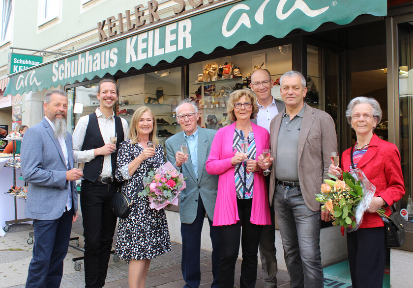 Wirtschaftsreferent Stadtrat Max Habenicht gratulierte Familie Keiler und Familie Hribernik zur erfolgreichen Betriebsübernahme bzw. zum Jubiläum.    Foto: SK / Glinik