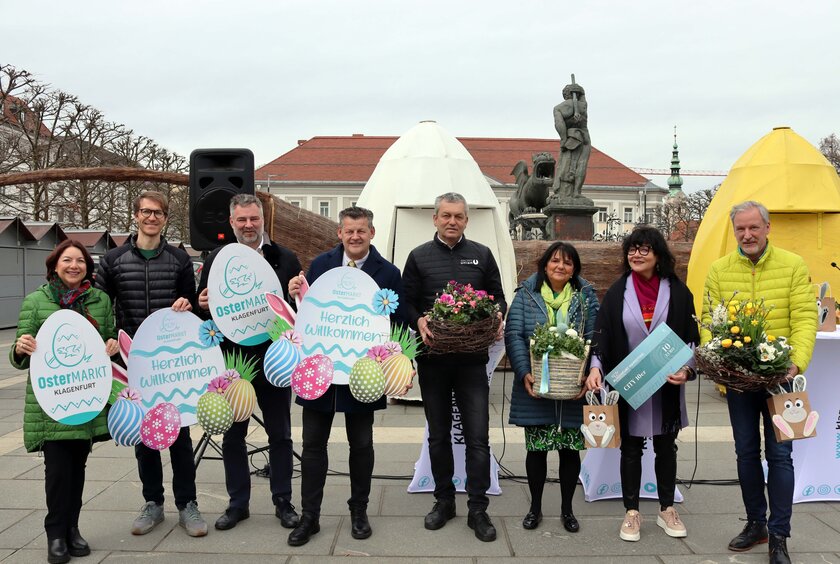 Leiterin der Abteilung Bau- & Gewerberecht Mag. Karin Zarikian, Marktkoordinator Alexander Adamitsch, Vorsitzender des Tourismusverbandes Klagenfurt Adolf Kulterer, Bürgermeister Christian Scheider, Wirtschaftsreferent Stadtrat Max Habenicht, IG-Innenstadtobfrau Cornelia Hübner, Klagenfurt Marketing Geschäftsführung Mag. Inga Horny und Tourismusverband Klagenfurt Geschäftsführung Mag. Helmuth Micheler freuten sich Informationen über den heurigen Ostermarkt bekanntzugeben.  Foto: StadtKommunikation/Kaimbacher