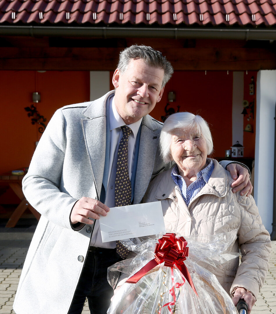Bürgermeister Christian Scheider besuchte Jubilarin Aloisa Rainer heute, Freitag, persönlich an ihrem 103. Geburtstag.  Foto: StadtKommunikation/Krainz