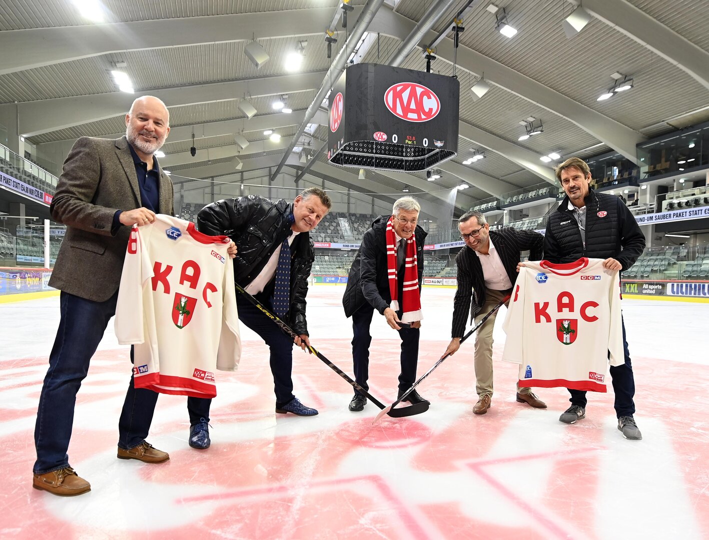 Bernhard Erler (Kärntner Messen), Bürgermeister Christian Scheider, Landeshauptmann Peter Kaiser, Stadtrat Franz Petritz und Oliver Pilloni (KAC) nahmen ein erstes Bully in der neuen Halle vor (v.l.n.r.). 