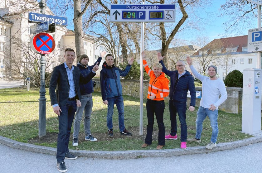 Stadträtin Sandra Wassermann, Michael Berger von der Firma Magenta (2. v. r.) und weitere Projektpartner gaben den Startschuss für das „Smart Parking“ in der Purtscherstraße. 