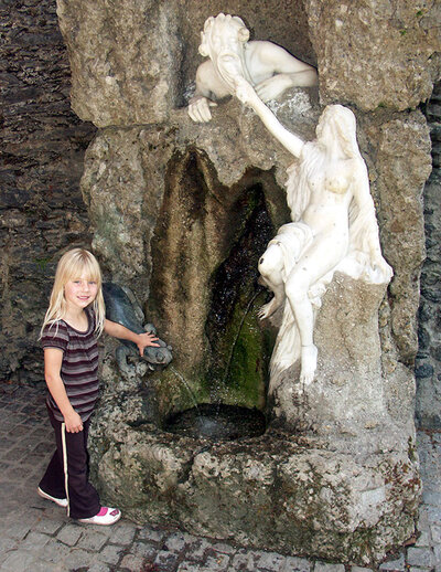 Undinenbrunnen mit Wassergott, Nixe und kleinem Mädchen davor©StadtPresse/Eggenberger