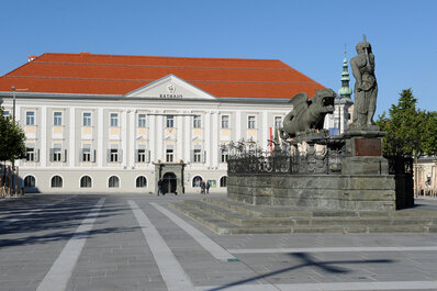 Rathaus, Neuer Platz mit Lindwurmbrunnen. Foto: SK