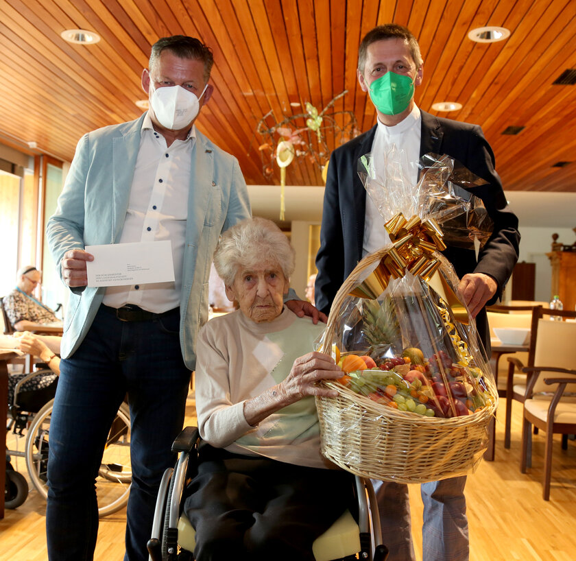  Bürgermeister Christian Scheider und Dompfarrer Peter Allmaier  besuchten Maria Krainz an ihrem 101. Geburtstag. Foto: StadtKommunikation/Krainz