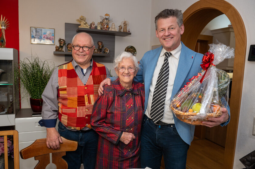Das Geburtstagskind Barbara Pfeffer freute sich sichtlich über den Besuch von Bürgermeister Christian Scheider, der sie mit einem Obstkorb überrascht hat.  Foto: StadtKommunikation/Hude