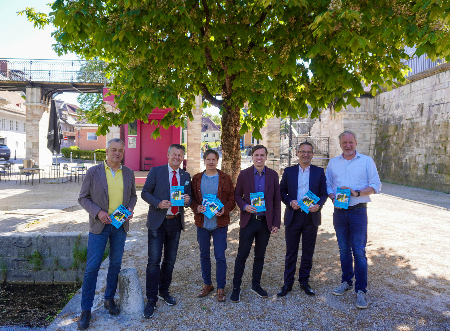 v.l.n.r. Wirtschafts- und Tourismusstadtrat Max Habenicht, Bürgermeister Christian Scheider, Hafenstadt Urban Area Geschäftsführer Michael Pontasch-Müller, Stadtplanungsreferent Vizebürgermeister Ronald Rabitsch, Kulturstadtrat Mag. Franz Petritz und Klagenfurt Tourismus Geschäftsführer Mag. Helmut Micheler freuen sich auf das Hafenzwitschern im Lendhafen. Foto: StadtKommunikation/Zechner