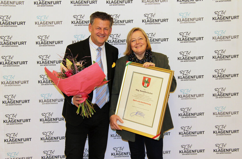 Bürgermeister Christian Scheider überreichte Mag. Roswitha Bucher die Dank- und Anerkennungsurkunde. 