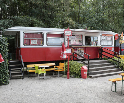 Ein alter Tramwaywagen als Buffet mit Stühlen und Sesseln davor©StadtPresse
