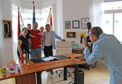 Bürgermeister Christian Scheider empfing die Besucher in seinem Büro. Foto: SK