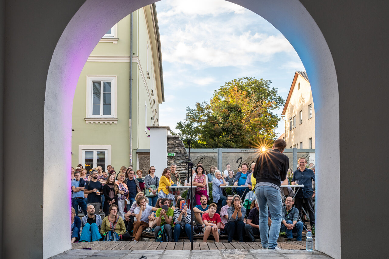 Das bekannte und beliebte Open-Air-Festival im Sommer bereichert Donnerstags verschiedene Innenhöfe der Klagenfurter Innenstadt mit Musik, Literatur, Theater und Kleinkunst.