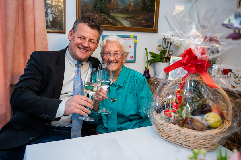 Zum 101. Geburtstag bekam Barbara Pfeffer von Bürgermeister Christian Scheider einen Geschenkskorb mit vielen Vitaminen überreicht. Bild: StadtKommunikation/Hude