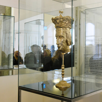 Maximilian-Büste aus Bronze und Gold von der Künsrlerin Bella Ban. Zu sehen im Rathaus.©StadtPresse/Fritz