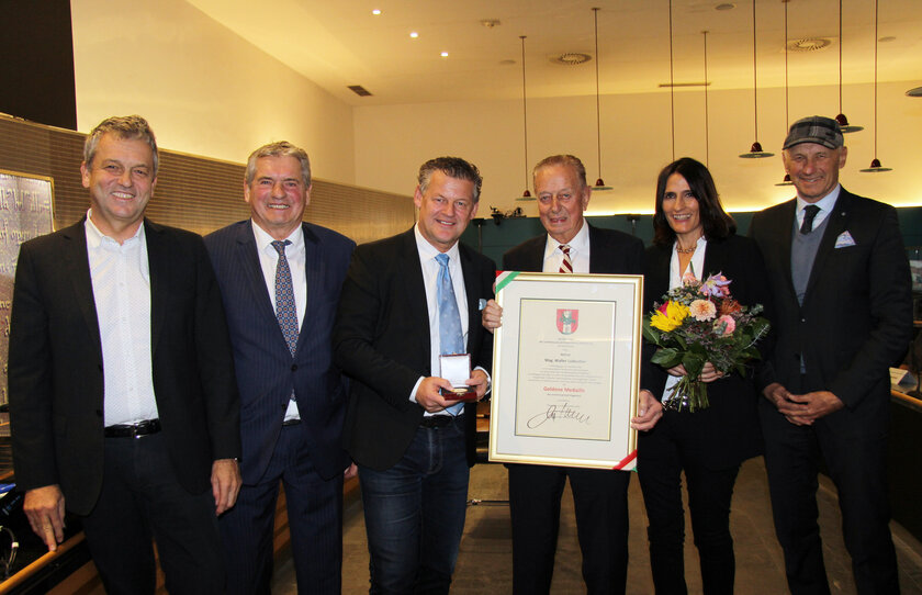 Stadtrat Max Habenicht, Gemeinderat Johann Rebernig, Bgm. Christian Scheider und Gemeinderat Manfred Mertel verliehen Walter Ludescher die Goldene Medaille.
