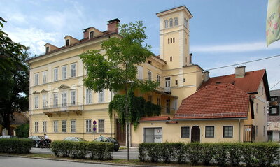 Wohnhaus samt Wirtschaftsgebäude, Wegkapelle und Gartenmauer
