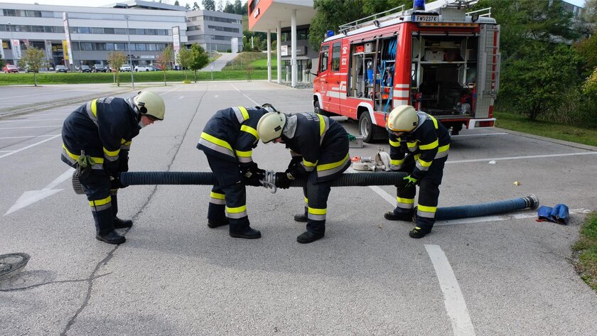 8 Frauen und 12 Männer konnten Ende September ihre Grundausbildung unter strenger Einhaltung der Covid-19-Vorgaben auf dem Gelände der Feuerwehr Kalvarienberg erfolgreich abschließen. Foto: FF Klagenfurt
