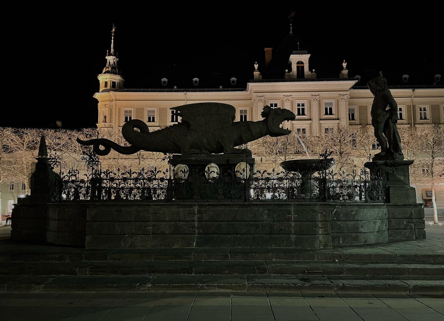 Im Zuge der Earth Hour wird das Licht beim Lindwurm ausgeschalten. Foto: StadtKommunikation/Krainz