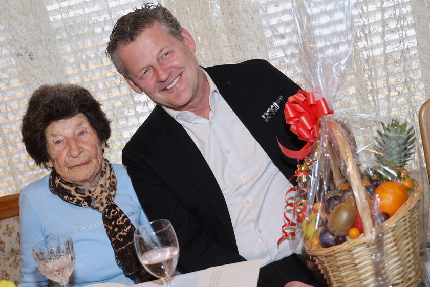 Zum 100. Geburtstag bekam Josefine Klein von Bürgermeister Christian Scheider einen Geschenkkorb mit vielen Vitaminen überreicht. Foto: StadtKommunikation/Wajand