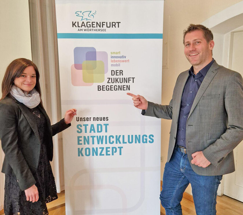 StR. Mag. Corinna Smrecnik und Vzbgm. Mag. Philipp Liesnig präsentieren die Ziele des STEK 2025+. Foto: SK