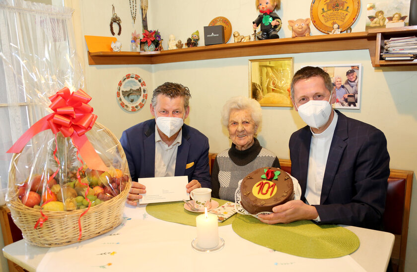 Bürgermeister Christian Scheider und Dompfarrer Dr. Peter Allmaier gratulieren Maria Kaufmann zum 101. Geburtstag. Foto: StadtKommunikation/Krainz