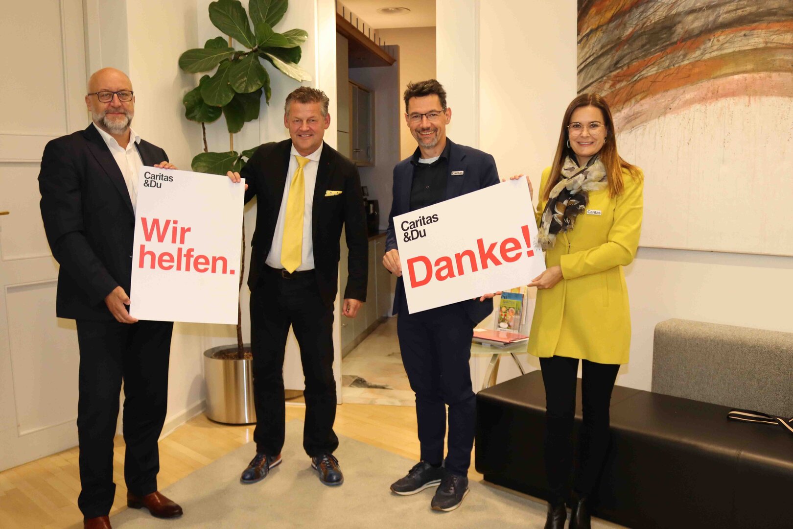 Gemeinsames Hilfsprojekt gegen Energiearmut für Menschen in schwierigen Lebenssituationen. STW-Vorstand Erwin Smole, Bürgermeister Christian Scheider, Caritasdirektor Ernst Sandriesser und Roberta Striedinger von der Caritas. Bild: StadtKommunikation/Kaimbacher