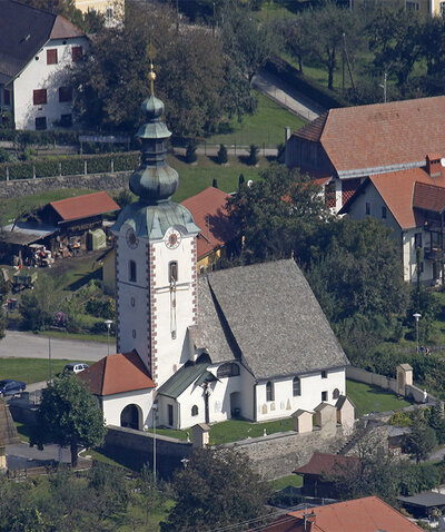 Die Kirche St.Martin aus der Luft mit Friedhof und Turm©StadtPresse/Eggenberger