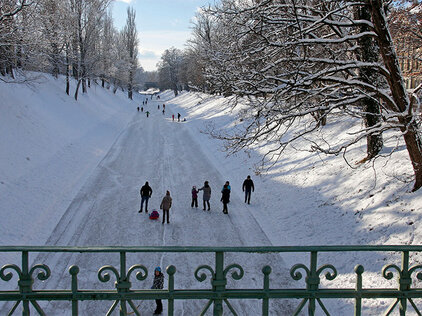 Eine Eisbahn bis zum See ist der Lendkanal im Winter©StadtPresse