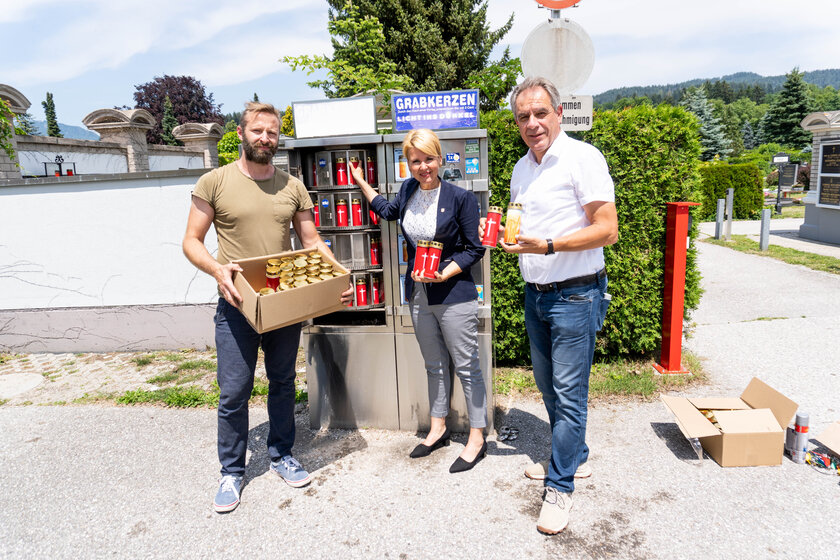 Die plastikfreien Kerzen sind nun bei den städtischen Friedhöfen in den Automaten. V.l.: Christoph Geletiuk, Geschäftsführer GSS-Kerzenautomaten, Friedhofsreferentin Stadträtin Sandra Wassermann und Manfred Widmer, Friedhofsverwaltung. Foto: StadtKommunikation/Wiedergut