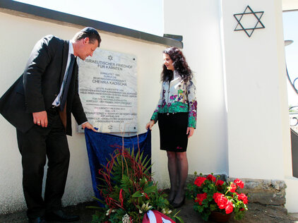Bürgermeister Christian Scheider und Gemeinderätin Mag. Sieglinde Trannacher enthüllen die Tafel für die Israelitischen Friedhof.