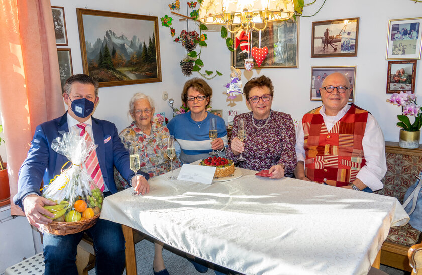 Zum 100. Geburtstag schenkte Bürgermeister Christian Scheider Barbara Pfeffer einen Obstkorb und es wurde im Kreise der Familie gefeiert. Foto: StadtKommunikation/Wiedergut