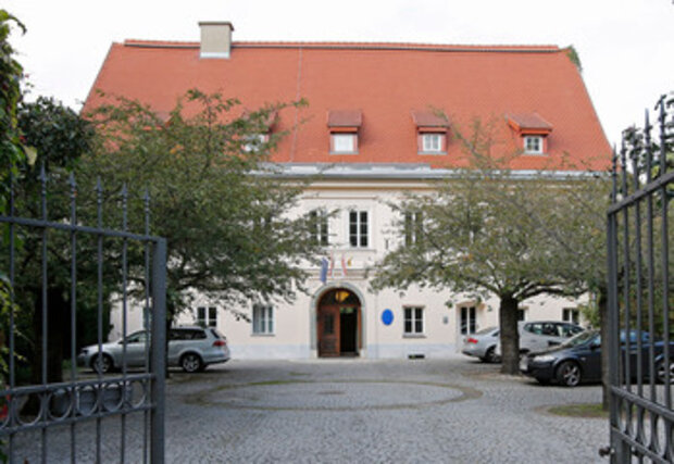 Hof und Gebäude des Gemeindezentrum  Europahaus