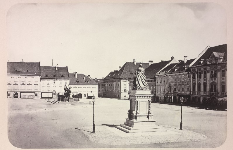 rückenansicht_denkmal_maria_theresia