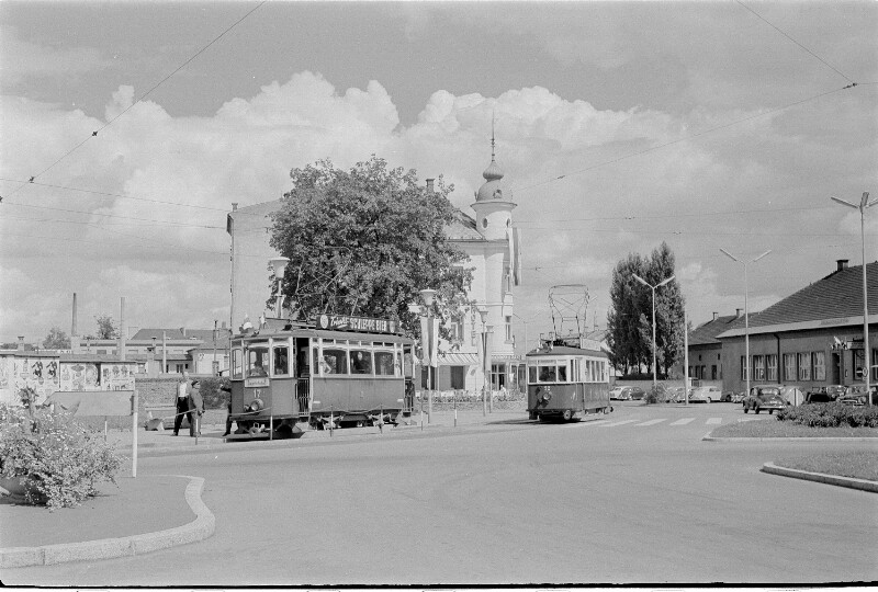 Bahnhofsplatz_mit_Straßenbahnen_anno_1950