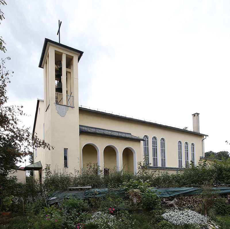 Blick von der Seite auf die Kirche Annabichl mit Turm©StadtPresse/Eggenberger