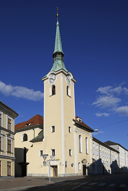 Blick auf die Elisabethinenkirche von Westen, im Vordergrund der mächtige Kirchturm©StadtPresse/Eggenberger