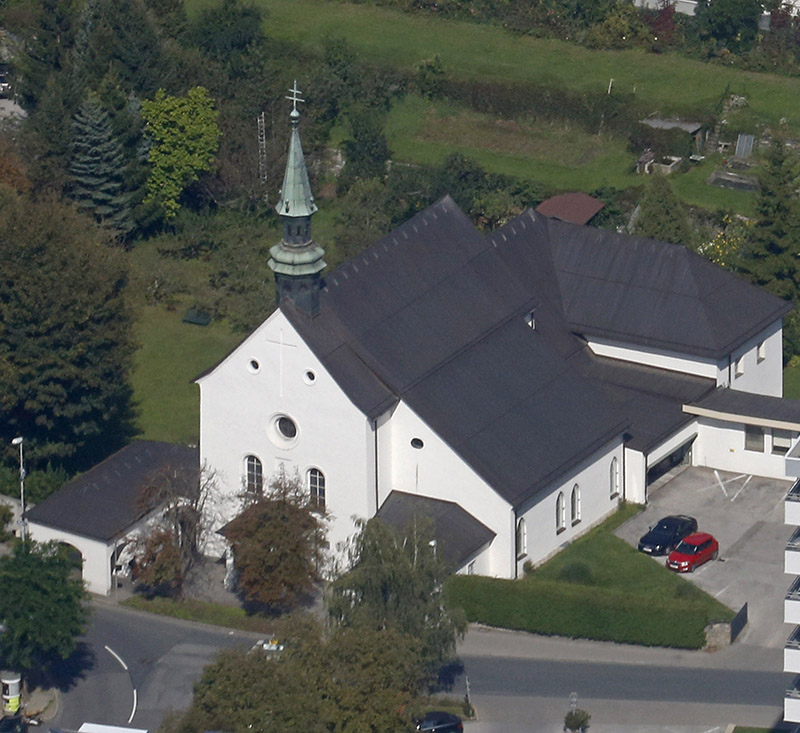 Kapuzinerkirche mit dem kleinen Spitztürmchen aus der Luft ©StadtPresse