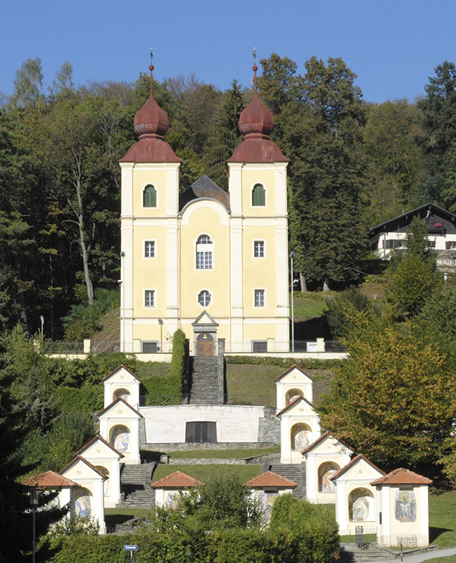 Kreuzberglkirche mit den gemauerten Kreuzwegstationen©StadtPresse/Rainer