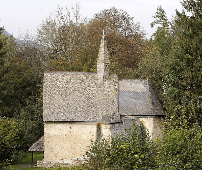 Die kleine Kapelle mit dem Steinplattldach im dichten Wald des Kreuzbergls©StadtPresse/Eggenberger