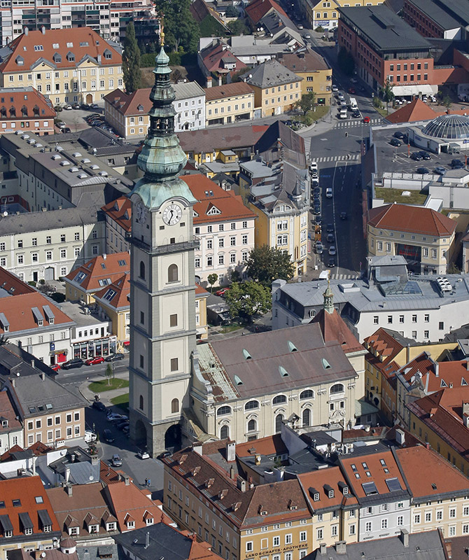Blick auf Stadtpfarrkirche und Stadtpfarrturm aus der Luft©StadtPresse/Eggenberger