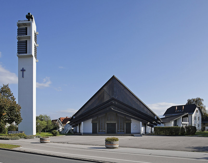 St. Theresia mit alleinstehendem Turm und modernem Gebäude©StadtPresse/Eggenberger