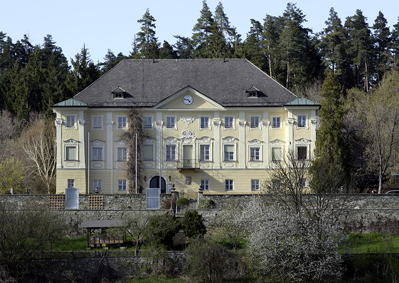 Schlossfassade mit Steinmauer davor©StadtPresse/Puch