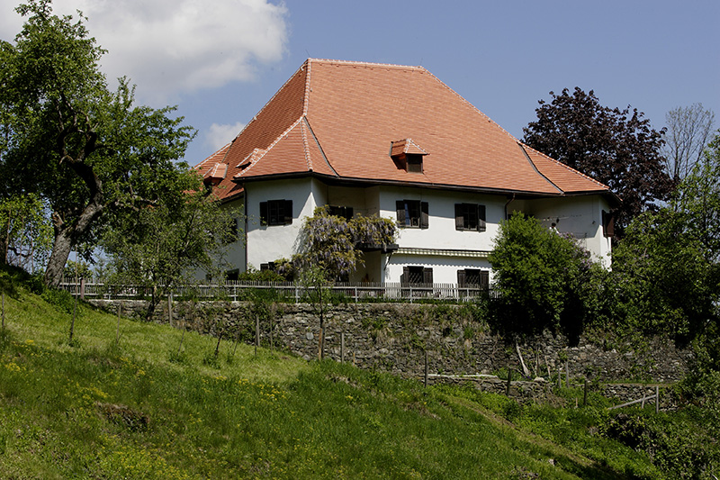 Das kleine Schlösschen Falkenberg mit roter Dachdeckung und Terrasse mitten im Grünen©StadtPresse/Puch