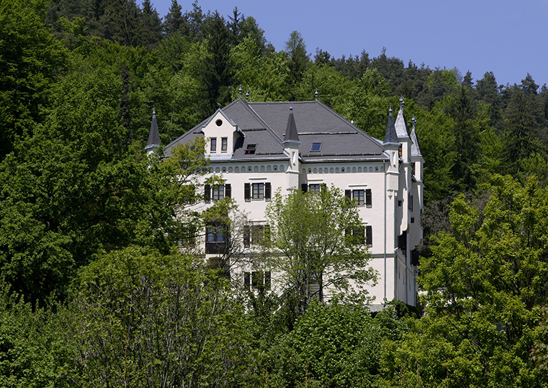 Freyenthurn mit den Tudor-Türmchen umgeben von Wald©StadtPresse/Puch
