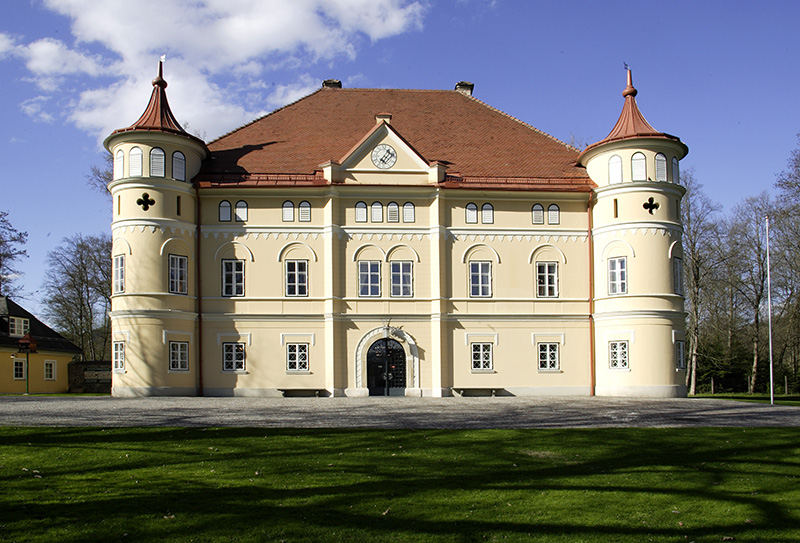 Schloss mit Eingangsbereich und Rundtürmen©StadtPresse/Puch