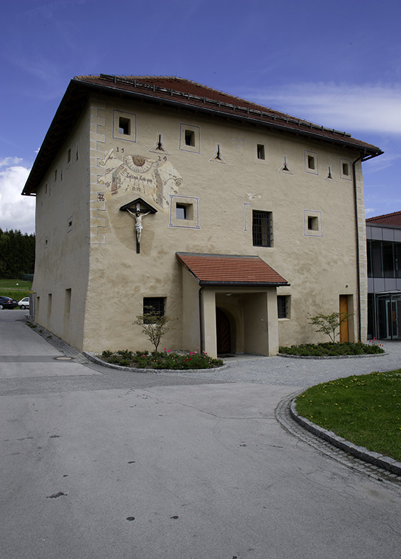 Das Wirtschaftsgebäude mit Sonnenuhr©StadtPresse/Puch