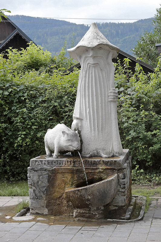 Die ungewöhnliche Antonius-Skulptur mit spitzem Hut und Schwein©StadtPresse/Eggenberger