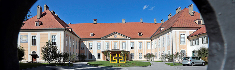 Haupteingang zur bischöflichen Residenz. Am Gittertor schön zu sehen das Salm-Wappen