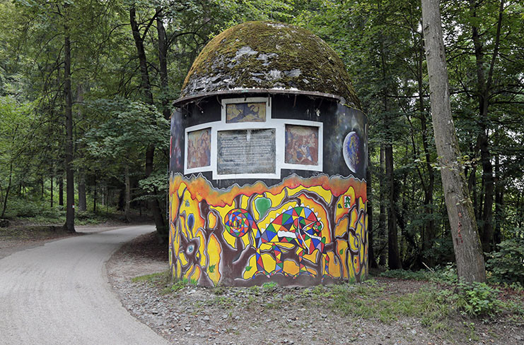 Der Bunkerturm mit Fresken, Gedenktafel und bunten Graffitis am Weg im Kreuzberglwald©StadtPresse/Eggenberger