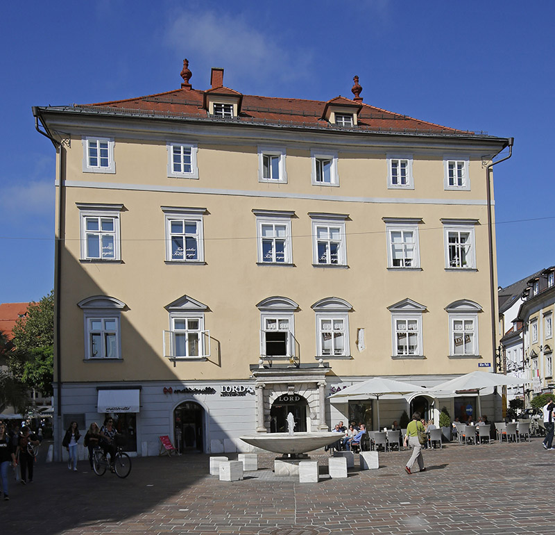 Blick auf die Goldene Gans mit ihrer hellgelben Fassade und die Häuser am Beginn der Herrengasse©StadtPresse/Eggenberger